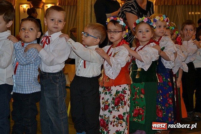 Zdjęcie w galerii na portalu naszraciborz.pl: Bajtle tancowały dla omów i opów wiadomości z regionu
