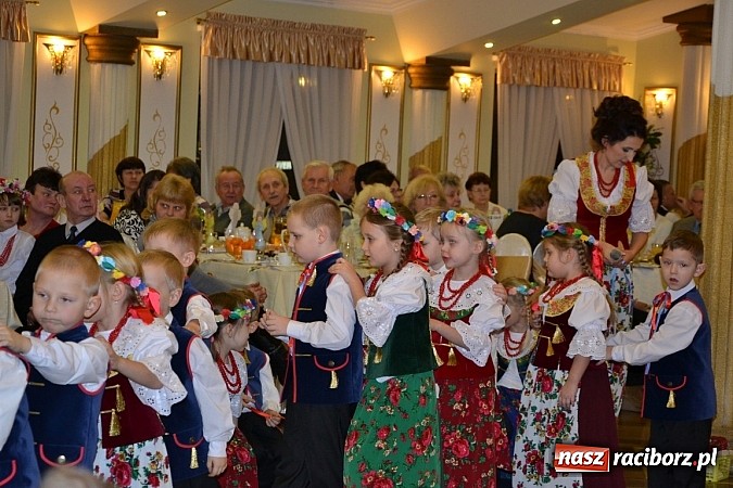 Zdjęcie w galerii na portalu naszraciborz.pl: Bajtle tancowały dla omów i opów wiadomości z regionu