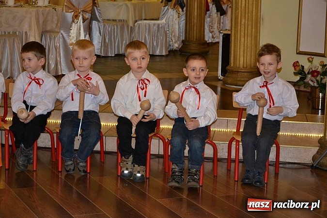 Zdjęcie w galerii na portalu naszraciborz.pl: Bajtle tancowały dla omów i opów wiadomości z regionu