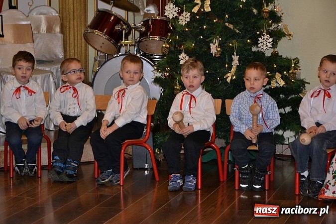 Zdjęcie w galerii na portalu naszraciborz.pl: Bajtle tancowały dla omów i opów wiadomości z regionu