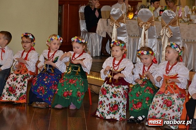 Zdjęcie w galerii na portalu naszraciborz.pl: Bajtle tancowały dla omów i opów wiadomości z regionu