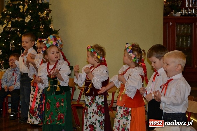 Zdjęcie w galerii na portalu naszraciborz.pl: Bajtle tancowały dla omów i opów wiadomości z regionu