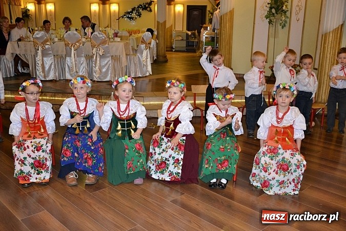 Zdjęcie w galerii na portalu naszraciborz.pl: Bajtle tancowały dla omów i opów wiadomości z regionu