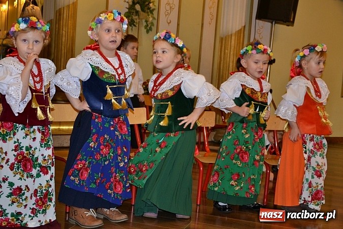 Zdjęcie w galerii na portalu naszraciborz.pl: Bajtle tancowały dla omów i opów wiadomości z regionu