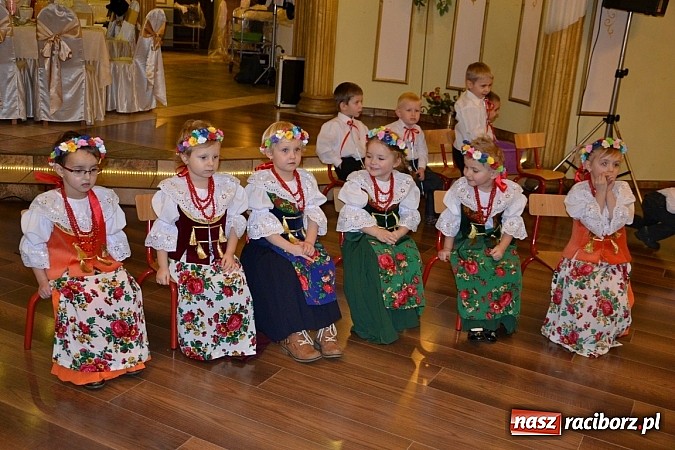 Zdjęcie w galerii na portalu naszraciborz.pl: Bajtle tancowały dla omów i opów wiadomości z regionu