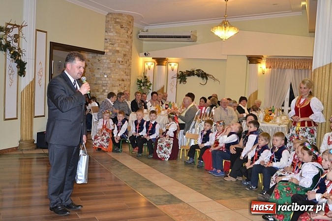 Zdjęcie w galerii na portalu naszraciborz.pl: Bajtle tancowały dla omów i opów wiadomości z regionu