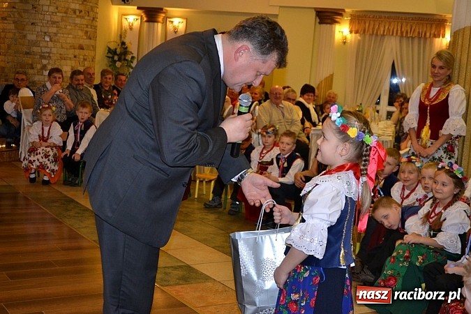 Zdjęcie w galerii na portalu naszraciborz.pl: Bajtle tancowały dla omów i opów wiadomości z regionu