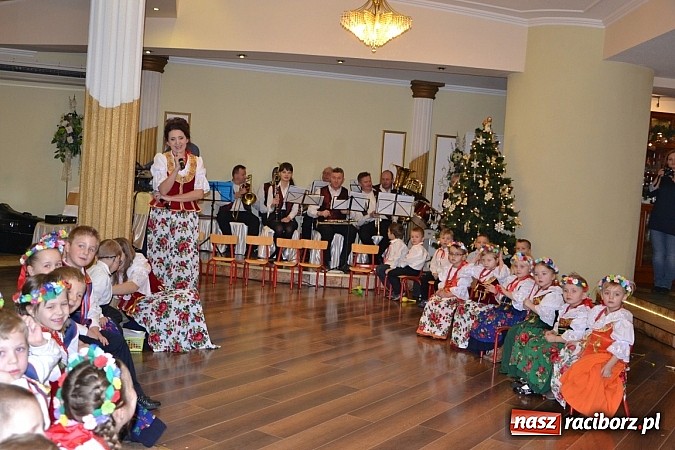 Zdjęcie w galerii na portalu naszraciborz.pl: Bajtle tancowały dla omów i opów wiadomości z regionu