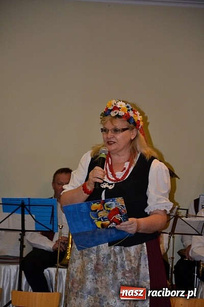 Zdjęcie w galerii na portalu naszraciborz.pl: Bajtle tancowały dla omów i opów wiadomości z regionu