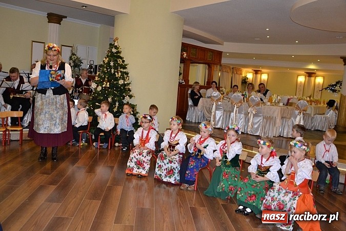 Zdjęcie w galerii na portalu naszraciborz.pl: Bajtle tancowały dla omów i opów wiadomości z regionu