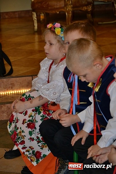 Zdjęcie w galerii na portalu naszraciborz.pl: Bajtle tancowały dla omów i opów wiadomości z regionu