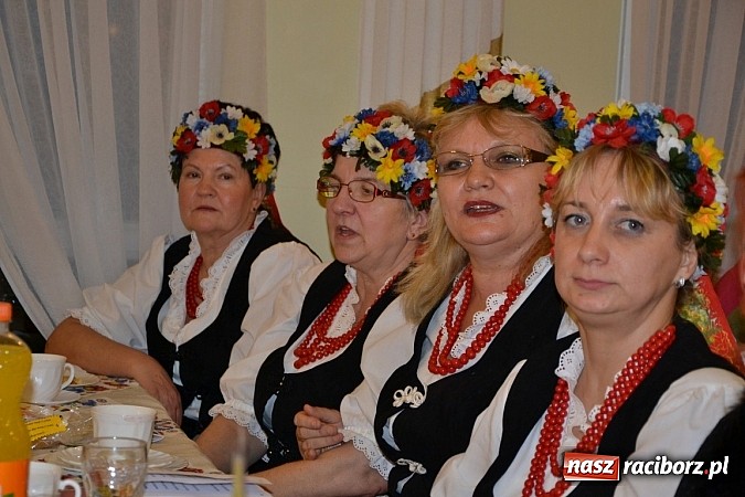 Zdjęcie w galerii na portalu naszraciborz.pl: Bajtle tancowały dla omów i opów wiadomości z regionu