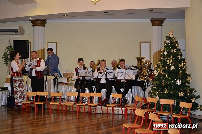 Zdjęcie w galerii na portalu naszraciborz.pl: Bajtle tancowały dla omów i opów wiadomości z regionu