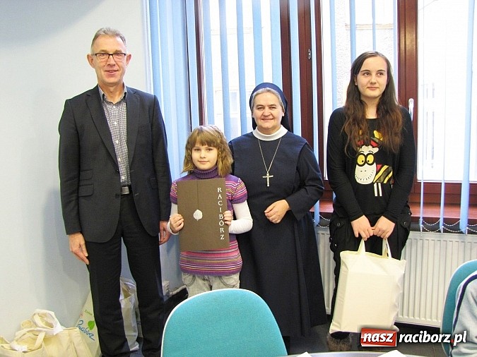 Zdjęcie w galerii na portalu naszraciborz.pl: Dom Dla Dzieci zebrał najwięcej plastikowych butelek wiadomości z regionu