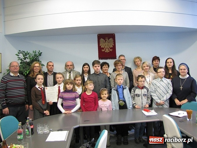 Zdjęcie w galerii na portalu naszraciborz.pl: Dom Dla Dzieci zebrał najwięcej plastikowych butelek wiadomości z regionu