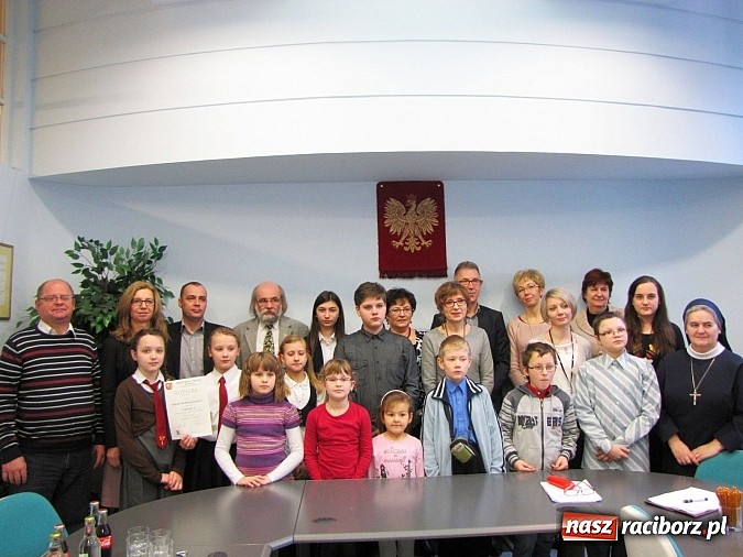 Zdjęcie w galerii na portalu naszraciborz.pl: Dom Dla Dzieci zebrał najwięcej plastikowych butelek wiadomości z regionu