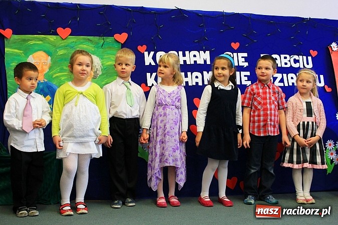 Zdjęcie w galerii na portalu naszraciborz.pl: Przedszkolaki z Krzanowic ze specjalnym występem z okazji Dnia Babci i Dziadka wiadomości z regionu