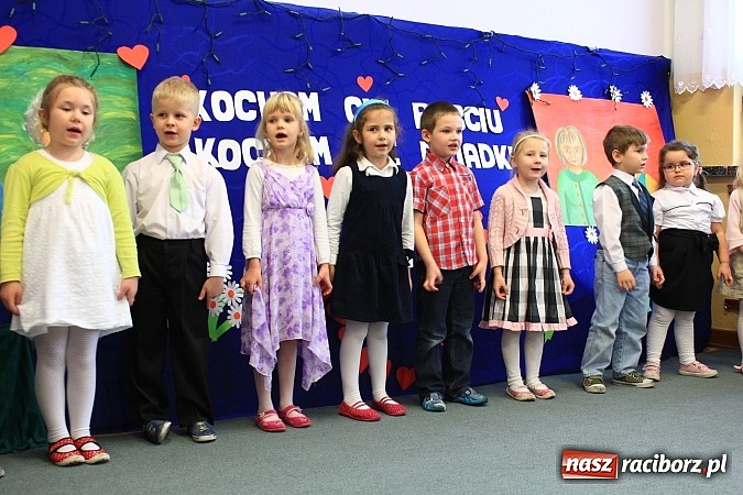 Zdjęcie w galerii na portalu naszraciborz.pl: Przedszkolaki z Krzanowic ze specjalnym występem z okazji Dnia Babci i Dziadka wiadomości z regionu