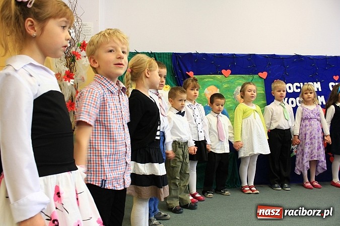 Zdjęcie w galerii na portalu naszraciborz.pl: Przedszkolaki z Krzanowic ze specjalnym występem z okazji Dnia Babci i Dziadka wiadomości z regionu