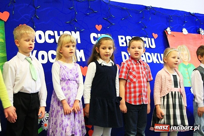 Zdjęcie w galerii na portalu naszraciborz.pl: Przedszkolaki z Krzanowic ze specjalnym występem z okazji Dnia Babci i Dziadka wiadomości z regionu