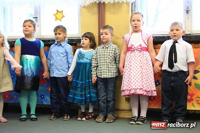 Zdjęcie w galerii na portalu naszraciborz.pl: Przedszkolaki z Krzanowic ze specjalnym występem z okazji Dnia Babci i Dziadka wiadomości z regionu