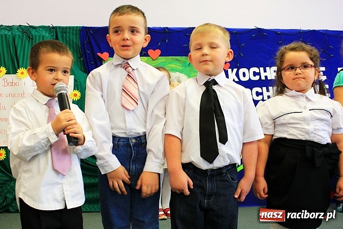 Zdjęcie w galerii na portalu naszraciborz.pl: Przedszkolaki z Krzanowic ze specjalnym występem z okazji Dnia Babci i Dziadka wiadomości z regionu