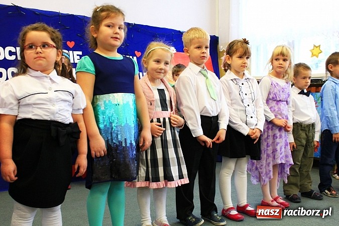 Zdjęcie w galerii na portalu naszraciborz.pl: Przedszkolaki z Krzanowic ze specjalnym występem z okazji Dnia Babci i Dziadka wiadomości z regionu