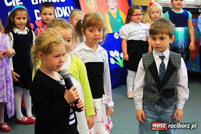 Zdjęcie w galerii na portalu naszraciborz.pl: Przedszkolaki z Krzanowic ze specjalnym występem z okazji Dnia Babci i Dziadka wiadomości z regionu