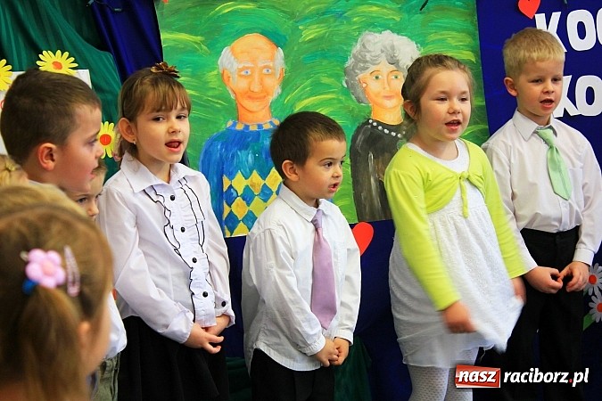 Zdjęcie w galerii na portalu naszraciborz.pl: Przedszkolaki z Krzanowic ze specjalnym występem z okazji Dnia Babci i Dziadka wiadomości z regionu