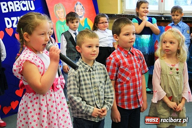 Zdjęcie w galerii na portalu naszraciborz.pl: Przedszkolaki z Krzanowic ze specjalnym występem z okazji Dnia Babci i Dziadka wiadomości z regionu