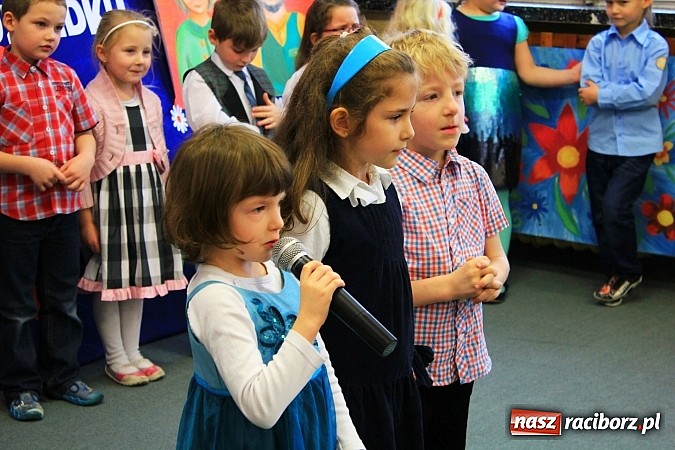 Zdjęcie w galerii na portalu naszraciborz.pl: Przedszkolaki z Krzanowic ze specjalnym występem z okazji Dnia Babci i Dziadka wiadomości z regionu