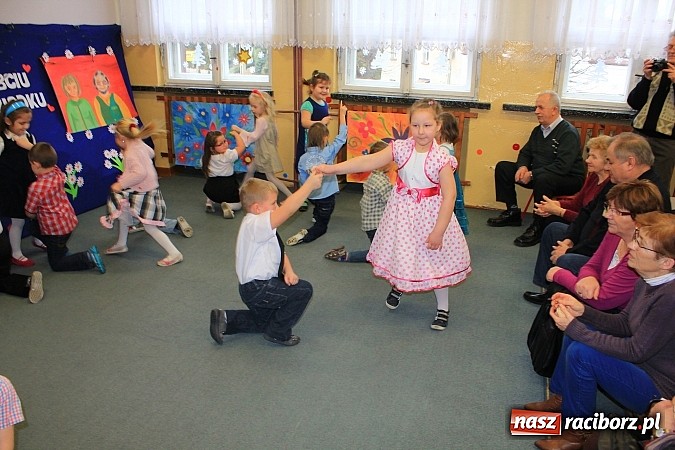 Zdjęcie w galerii na portalu naszraciborz.pl: Przedszkolaki z Krzanowic ze specjalnym występem z okazji Dnia Babci i Dziadka wiadomości z regionu
