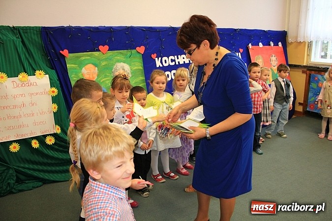 Zdjęcie w galerii na portalu naszraciborz.pl: Przedszkolaki z Krzanowic ze specjalnym występem z okazji Dnia Babci i Dziadka wiadomości z regionu