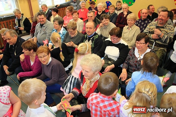 Zdjęcie w galerii na portalu naszraciborz.pl: Przedszkolaki z Krzanowic ze specjalnym występem z okazji Dnia Babci i Dziadka wiadomości z regionu