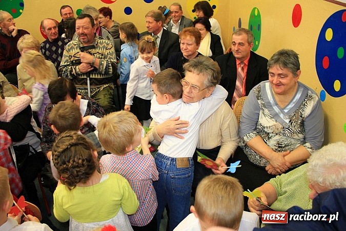 Zdjęcie w galerii na portalu naszraciborz.pl: Przedszkolaki z Krzanowic ze specjalnym występem z okazji Dnia Babci i Dziadka wiadomości z regionu