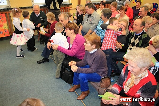 Zdjęcie w galerii na portalu naszraciborz.pl: Przedszkolaki z Krzanowic ze specjalnym występem z okazji Dnia Babci i Dziadka wiadomości z regionu