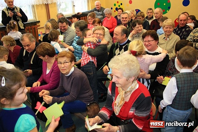 Zdjęcie w galerii na portalu naszraciborz.pl: Przedszkolaki z Krzanowic ze specjalnym występem z okazji Dnia Babci i Dziadka wiadomości z regionu