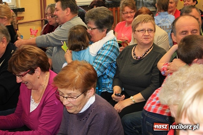 Zdjęcie w galerii na portalu naszraciborz.pl: Przedszkolaki z Krzanowic ze specjalnym występem z okazji Dnia Babci i Dziadka wiadomości z regionu