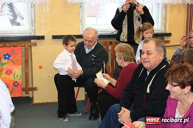 Zdjęcie w galerii na portalu naszraciborz.pl: Przedszkolaki z Krzanowic ze specjalnym występem z okazji Dnia Babci i Dziadka wiadomości z regionu