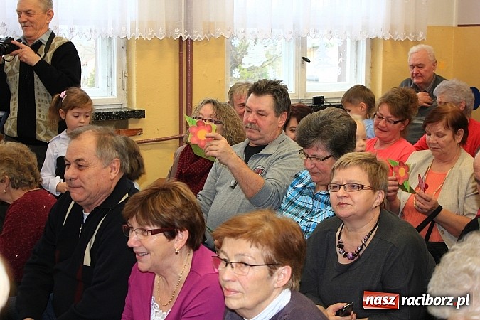 Zdjęcie w galerii na portalu naszraciborz.pl: Przedszkolaki z Krzanowic ze specjalnym występem z okazji Dnia Babci i Dziadka wiadomości z regionu