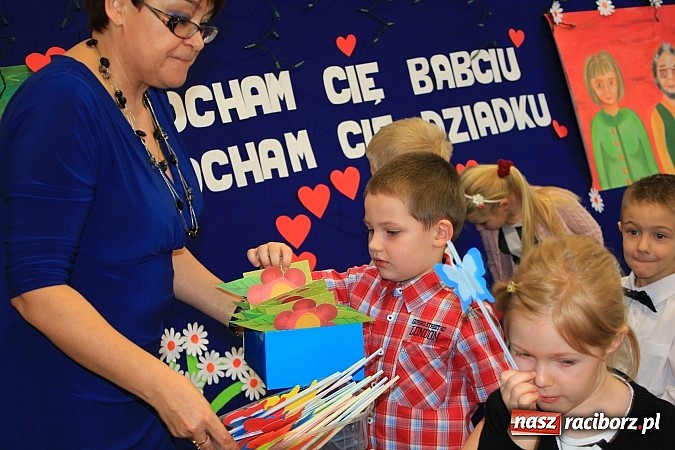 Zdjęcie w galerii na portalu naszraciborz.pl: Przedszkolaki z Krzanowic ze specjalnym występem z okazji Dnia Babci i Dziadka wiadomości z regionu