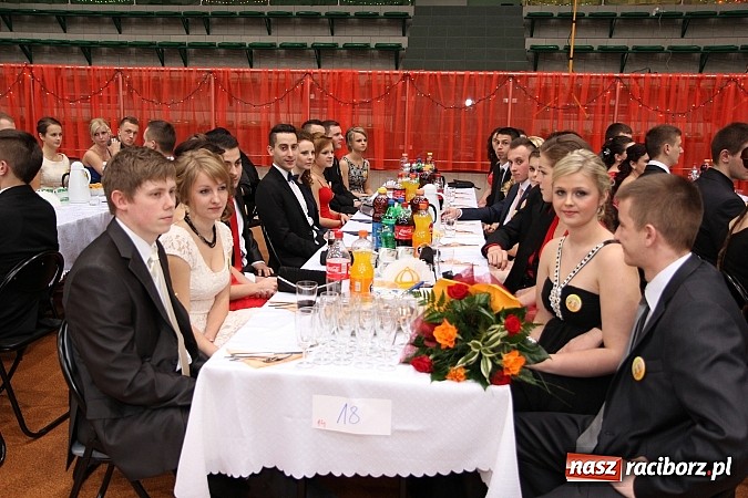 Zdjęcie w galerii na portalu naszraciborz.pl: Bal maturalny raciborskiego Ekonomika wiadomości z regionu