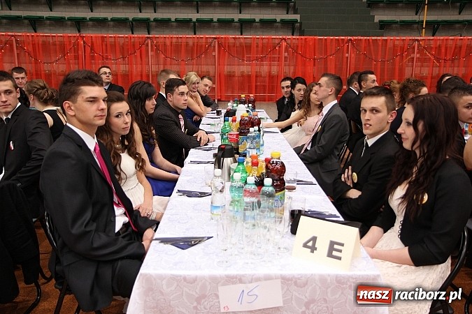 Zdjęcie w galerii na portalu naszraciborz.pl: Bal maturalny raciborskiego Ekonomika wiadomości z regionu