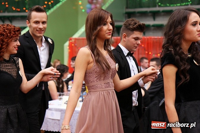 Zdjęcie w galerii na portalu naszraciborz.pl: Bal maturalny raciborskiego Ekonomika wiadomości z regionu