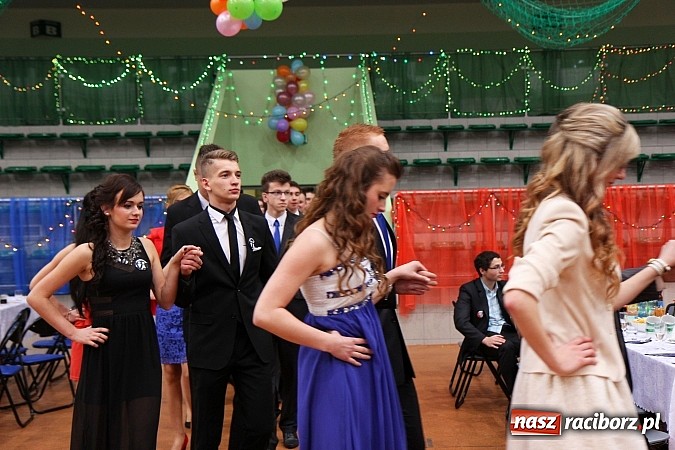 Zdjęcie w galerii na portalu naszraciborz.pl: Bal maturalny raciborskiego Ekonomika wiadomości z regionu