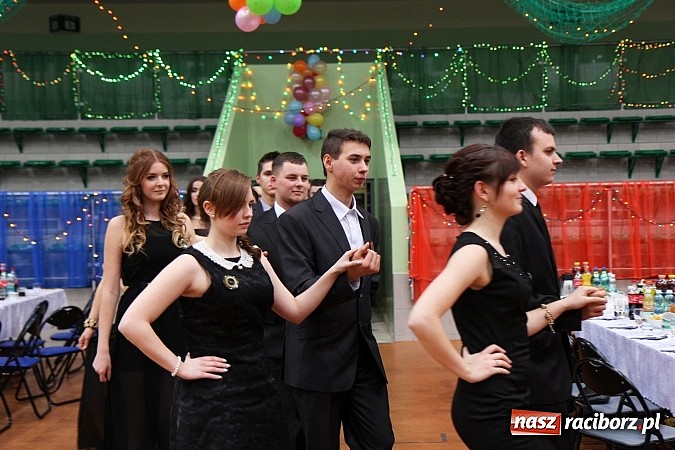 Zdjęcie w galerii na portalu naszraciborz.pl: Bal maturalny raciborskiego Ekonomika wiadomości z regionu