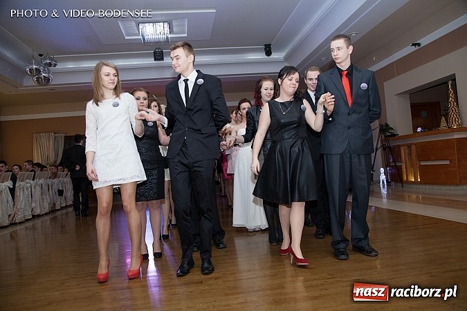 Zdjęcie w galerii na portalu naszraciborz.pl: Budowlanka bawi się na studniówce w Bravo wiadomości z regionu