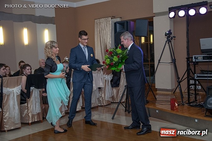 Zdjęcie w galerii na portalu naszraciborz.pl: Budowlanka bawi się na studniówce w Bravo wiadomości z regionu