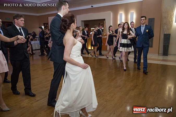 Zdjęcie w galerii na portalu naszraciborz.pl: Budowlanka bawi się na studniówce w Bravo wiadomości z regionu