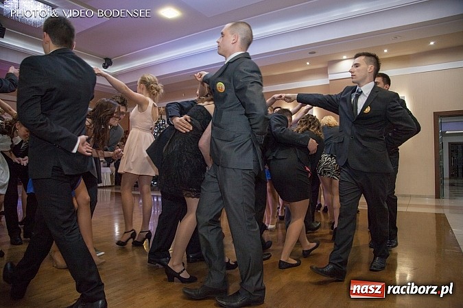 Zdjęcie w galerii na portalu naszraciborz.pl: Budowlanka bawi się na studniówce w Bravo wiadomości z regionu